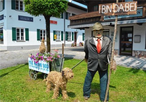 Eine Strohpuppe in Grassau verweist auf große Ereignisse.Foto  Eder