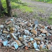 Bauschutt illegalim Wald entsorgt