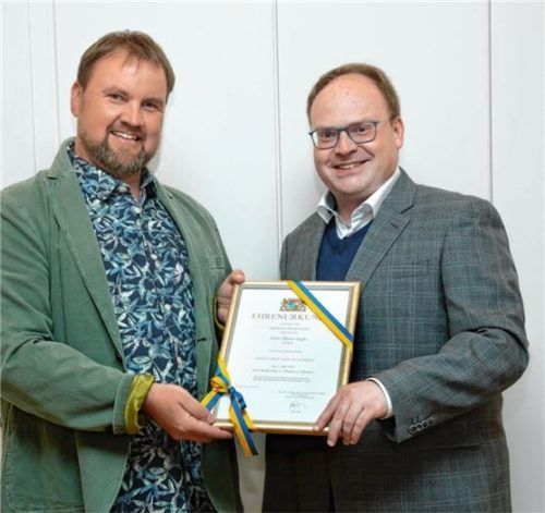 Eine Urkunde für 25 Jahre als Gemeindegärtner: Thomas Bugla mit Priens Bürgermeister Andreas Friedrich. Foto  Berger