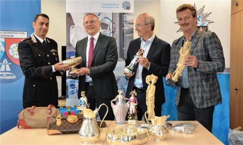 Eine Waschgarnitur aus Silber, wertvolle Figuren und edle Handtaschen waren unter den Hunderten von sichergestellten Gegenständen. Bei der Rückgabe des in Kiefersfelden entdeckten Diebesguts freuten sich (von links) Major Carmelo Carraffa, Oberstaatsanwalt Dr. Martin Freudling, Leitender Oberstaatsanwalt Dr. Wolfgang Beckstein und Harald Wunderlich, Sachbearbeiter der Kripo Rosenheim vom „Kommissariat 10“. Foto Kretzmer-Diepold