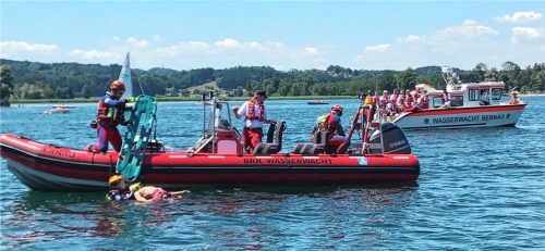 Einsatzkräfte der Wasserwacht Bernau zeigten in einer Übung, wie ein bewusstloser Schwimmer aus dem Wasser geborgen wird. Fotos Dachs