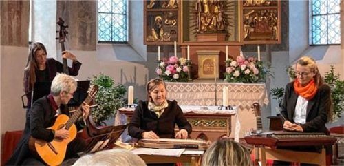 Entführten auf eine musikalische Reise: Heidi Martl (Kontrabass), Brigitte Buckl (Gitarre), Sabine Werner (Zither), Heidi Ilgenfritz (Hackbrett). Foto  Privat