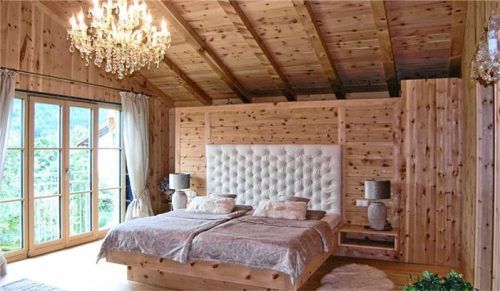 Erholsam und gesund schlafen – im Steiner Zirbenholz-Zimmer. Naturbettsysteme ergänzen die Schreinerbetten ideal.