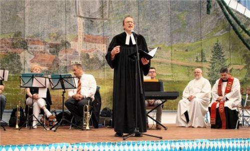 Erstmals fand beim Pfingstvolksfest auch ein ökumenischer Gottesdienst im Festzelt statt. Fotos  Strim