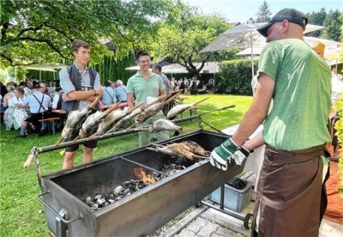 Erstmals wurden beim Wildenwarter Veteranen-Frühschoppen Steckerlfische gegrillt. Foto  Hötzelsperger