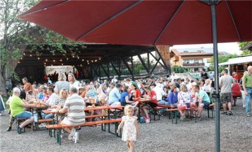 Etwa tausend Besucher fanden sich nachmittags und abends ein, ließen sich im Freien und in der Maschinenhalle des Kötzinger Gütls die Grill-Speisen schmecken und freuten sich an den Darbietungen des Musikvereins. Foto Zandl