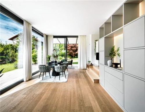 Exklusiver Wohn- und Essbereich mit bodentiefer Verglasung und nahtlosem Gartenanschluss – modernes Luxusambiente für einen anspruchsvollen Lifestyle.