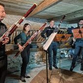 Musiker auf Almwegen