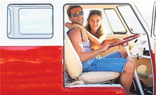 Fahrt ins Glück: 84 Prozent der Männer nehmen das Steuer lieber selbst in die Hand, bei den Frauen 46 Prozent. Foto imago