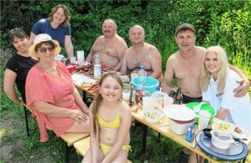 Familie Jarwin aus Kolbermoor hat es sich mit Freunden an den Höglinger Weihern gemütlich gemacht. Foto Baumann