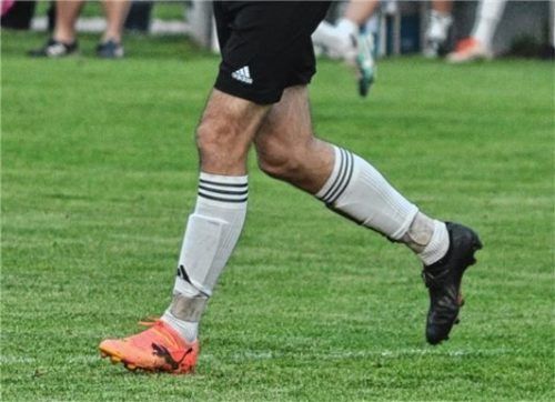 Farbenfroh: Ohlstadts Abwehrchef und sein buntes Schuhwerk. Foto Marinus Obermaier