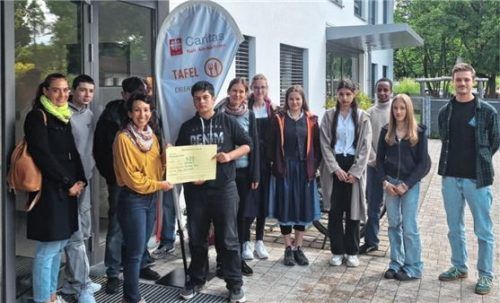 FInanzielle Unterstützung: Die Leiterin der Caritas, Elke Haas, nimmt den Spendenscheck der Franziska-Hager-Mittelschüler entgegen. Foto  Wagner