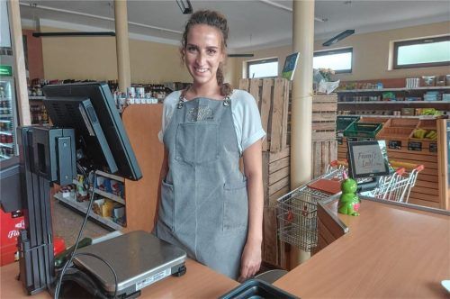 Franziska Stadler hat sich mit ihrem Nahversorgungsladen „Fanni‘s Ladl“ in Vagen mit gerade einmal 27 Jahren selbstständig gemacht. Foto Beuerlein