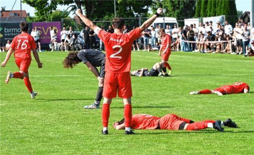 Freud und Leid der Relegation: Griesstätt ist enttäuscht, Feldkirchen jubelt oder ist einfach nur erschöpft.Foto Hans-Jürgen Ziegler