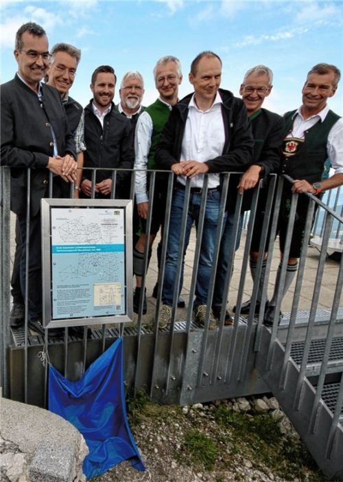 Freude über den Infopunkt: (von links) Florian Vogt, Geschäftsführer Wendelsteinbahn; Otto Lederer, Landrat Rosenheim; Daniel Artmann und Sebastian Friesinger, Landtagsabgeordnete; Falk Brem, Amtsleiter Vermessungsamt Rosenheim; Daniel Kleffel, LDBV-Präsident; Matthias Jokisch, Bürgermeister Brannenburg und Jens Zangenfeind, stellvertretender Landrat Miesbach.Fotos Schmidt