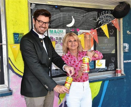 Freuen sich über ihr Bier aus der Dose: Lorenz Stiglauer und Marisa Steegmüller von der Flötzinger Brauerei. Foto Peter Schlecker