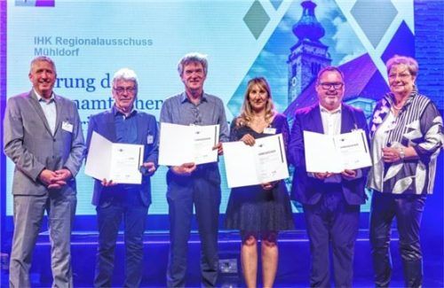 Freuten sich beim Festakt: (von links) Herbert Prost von der IHK-Geschäftsstelle Mühldorf, Johann Wachinger, Matthias Jonischkeit, Andrea-Rosmarie Leder, Rainer Burghardt und Ingrid Obermeier-Osl, Vorsitzende IHK-Regionalausschuss Altötting-Mühldorf. Foto IHK