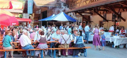 Fröhliche Gesichter, zünftige Musik und deftige Schmankerl – beim Schiffleutfest in Nußdorf wurde unter freiem Himmel bis in die Nacht hinein gefeiert. Foto Steffenhagen