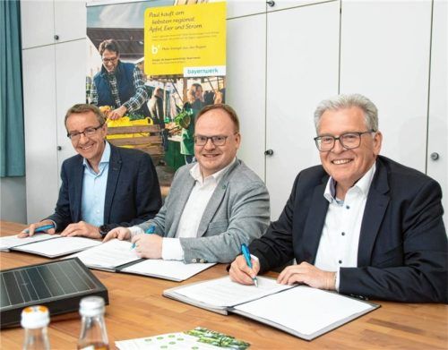 Frohe Gesichter im Priener Rathaus: (von links) Thomas Oppelt, Andreas Friedrich und Albert Zettl unterzeichnen den Kooperationsvertrag „Regionaler Strommarkt Prien“ zwischen Prien und der Bayernwerk AG. Fotos  Berger