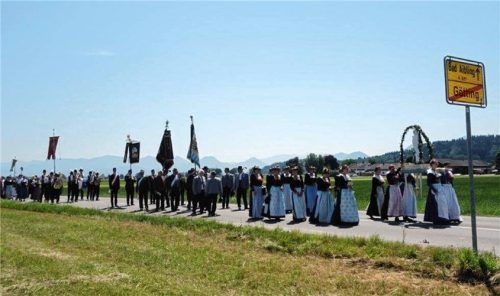 Fronleichnams-Prozession mit den Ortsvereinen auf dem Weg zur Göttinger Kirche. Foto re
