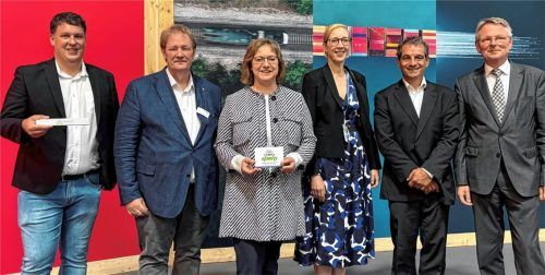 Führten eine lebhafte Diskussion: (von links) Matthias Prochazka (ARS Altmann AG), Georg Lennarz (Verband Deutscher Verkehrsunternehmen), Dr. Petra Seebauer (LKZ Prien GmbH), Yvonne Bounin (DB InfraGO AG), Peter Westenberger (Die Güterbahnen) und Dr. Martin Neese (VTG Gruppe). Foto ARS Altmann AG/Frohnapfel