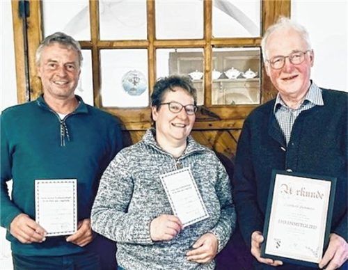 Für 40 Jahre Mitgliedschaft im Kaninchenzuchtverein B108 Prien wurden Julia (Mitte) und Martin Kollmannsberger (links) vom Vorsitzenden Leo Summerer (rechts) geehrt. Summerer selbst war jüngst zum Ehrenmitglied im Verband bayerischer Rasse-Kaninchenzüchter ernannt worden. Foto Hötzelsperger