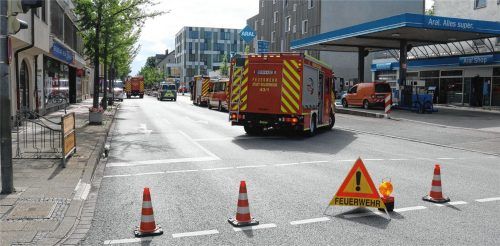 Für die Löscharbeiten musste die Rosenheimer Straße rund um den Einsatzort zeitweise gesperrt werden. Dadurch kam es zu Verkehrsbehinderungen im Berufsverkehr. Foto  Riediger