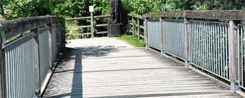 Für die Sanierung der Prienbrücke Schafwaschen wurde für 52000 Euro die Firma Weyerer beauftragt.Foto  Dachs