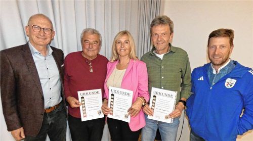 Für ihre herausragenden Verdienste um den TSV Grabenstätt/Chiemsee wurden Gabi Zaiser, Alexander Haggenmiller (Zweiter von rechts) und Zweiter Vorsitzender Peter Hermann (Zweiter von links) zu Ehrenmitgliedern ernannt. Es gratulierten ihnen der scheidende Vorsitzende René Rossol (rechts) und der Ehrenvorsitzende und Laudator Roman Metzner (links). Foto  Müller