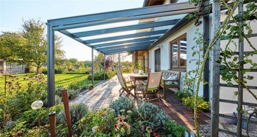 Für viele Hausbesitzer ein Traum: Eine funktionale und zugleich optisch ansprechende Überdachung, die den Wohnraum hin zum Garten erweitert.