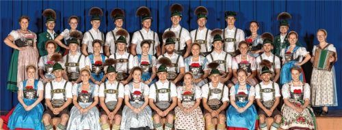 Gaugruppe des Chiemgau-Alpenverbandes: (vorne von links) Zweite Gaudirndlvertreterin Christine Hamberger Sachrang, Zweiter Gauvorplattler Franz Weingartner Bernau, Magdalena Löhmann Prien, Martin Lindlacher Übersee, Simon Grießenböck Übersee, Korbinian Hiendl Feldwies, Anton Reiter Niederaschau, Sepp Reiter Niederaschau, Johannes Reiserer Hohenaschau, Alexandra Frank Hohenaschau und Gauvorplattler Michi Memminger Marquartstein sowie (Mitte von links) Katharina Osterhammer Staudach, Michi Pfisterer Übersee, Johanna Rosenwink Wildenwart, Lukas Hiendl Feldwies, Katharina Rosenwink Wildenwart, Tobi Stolz Bernau, Theresa Reiter Niederaschau, Vinzenz Reiter Niederaschau, Julia Aigner Marquartstein, Matthias Reiter Niederaschau, Gaudirndlvertreterin Martina Huber Wildenwart und Probenmusikantin Marlies Huber Wildenwart und (hinten, von links) Michaela Rosenwink Wildenwart, Andi Rauch Atzing, Stefanie Sattlberger Hohenaschau, Sebastian Obermüller Prien, Veronika Brandstetter Übersee, Christian Rosenwink Wildenwart, Maria Zaiser Schleching, Lukas Mühlberger Reit im Winkl, Irmengard Huber Wildenwart, Wolfgang Zaiser Schleching und Anna Deingruber Bernau.Foto re
