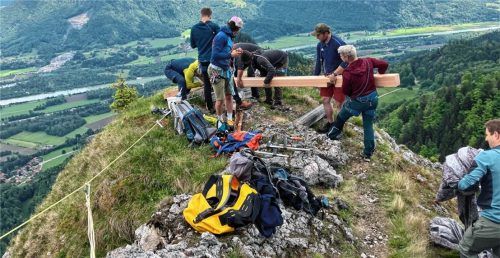 Gefährliche Mission und keinesfalls zur Nachahmung für Unerfahrene empfohlen, aber ihnen eine echte Herzensangelegenheit: Junge Männer aus Flintsbach stellten jetzt auf der Maiwand ein neues Gipfelkreuz auf. Foto Goaßmassfreunde Flintsbach/Collage Markus Zwigl
