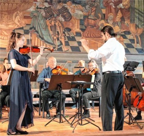 Geigenschülerin Sara De Miguel Navarro (links) und Miguel Ercolino (rechts) im Zusammenspiel. Foto  Emmert