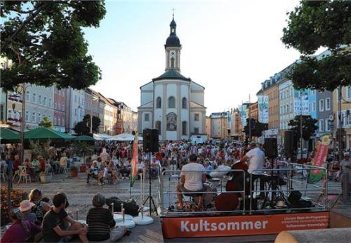 Gelungener Auftakt des Kultsommers auf dem Traunsteiner Stadtplatz. Zum Abschluss spielte das Michael-Alf-Trio. Foto  Wittenzellner