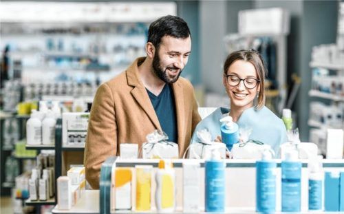 Genau hinschauen lohnt sich, denn Unternehmen setzen bei Verpackungen mittlerweile oft auf recycelten Kunststoff. Durch den Kauf setzen Kunden ein nachhaltiges Signal. Foto adobestock/rh2010