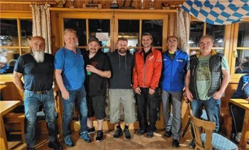 Georg Löw und Thomas Freiberger (Dritter und Vierter von links) zusammen mit Vereinskollegen aus Amerang, Höslwang und Schonstett.Foto SV Söchtenau