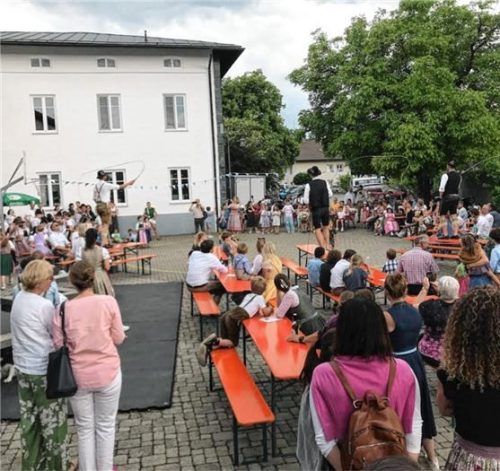 Goaßlschnalzer vom Trachtenverein „D´Chiemseer“ lassen ihre Peitschen schwingen. Fotos Dachs