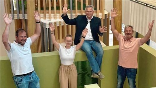 Große Freude herrscht bei (von links) Vinzenz Schaberl vom Bruckmühler Bauamt, Bereichsleiterin Katharina Stephan, Bürgermeister Richard Richter und Kindergartenreferent Robert Plank. Foto  re