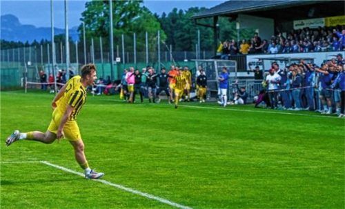 Großkarolinenfelds Florian Bensch (links) streckte den gegnerischen Fans beim Jubeln die Zunge heraus.Foto Marko Aleksic