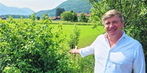 Grüne Wiese: Investor Andi Hofmann zeigt auf die Grünfläche in Rottau, wo sein Ärztehaus gebaut werden sollte. Foto Lars Becker