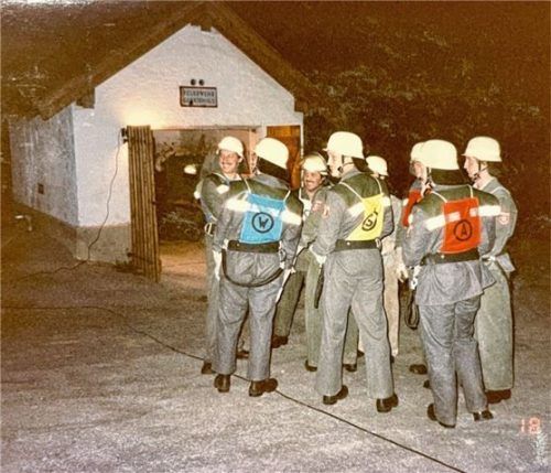 Gruppen-Übung 1981 vor dem alt-ehrwürdigen FF-Gerätehaus in der damaligen Einsatzbekleidung. Foto  Neuwirth