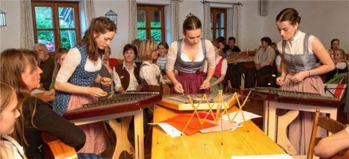 Hackbretttrio, geleitet von Heidi Martl. Foto berger