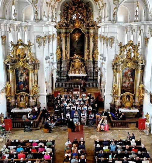 Hans Berger mit Chor und Instrumentalisten bei der Uraufführung des Pfingstoratoriums im Baringer Münster. Foto Mayer, Freundeskreis Kultur im Baringer Münster