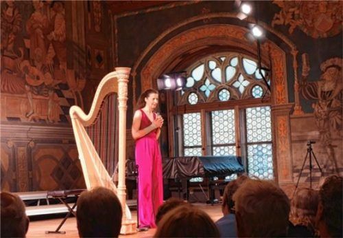 Harfenistin Silke Aichhorn erklärt ihr Instrument.Foto füchtner