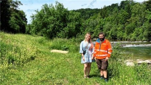 Helena Günzl hatte die Idee für die neuen Badestellen, Bauhofleiter Martin Gast half dann bei der Umsetzung. Foto  Gemeinde Feldkirchen-Westerham