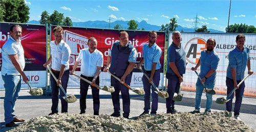 Herzhafter Griff zum Spaten: (von links) Martin Simonetti (GF cec-ingenieure), Stefan Schlaipfer (komro), Gert Vorwalder (Geschäftsführer komro), Bürgermeister Stefan Adam, Sepp Dangl und Josef Zischgl von der Gemeinde, Werner Klinke (Albert Saiger GmbH) und Christian Geltinger (Geschäftsführer Albert Saiger GmbH).Foto Posch