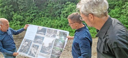 Historische Unterlagen dokumentieren, dass die Wildbäche in der Region schon seit mehr als 100 Jahren mit Schutzbauwerken gebändigt werden. Im Einzugsgebiet von Mai-, Riesen- und Hundsgraben zeigen (von rechts) Dr. Tobias Hafner, Thomas Brandner und Dr. Hadumar Roch vom Wasserwirtschaftsamt Rosenheim, wie die Gemeinde Flintsbach geschützt wird. Foto Sophie Mischner