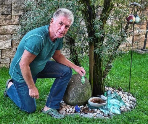 Horst Reitinger richtet das Abendessen für die Igel und die Vögel an. Fotos Reitinger