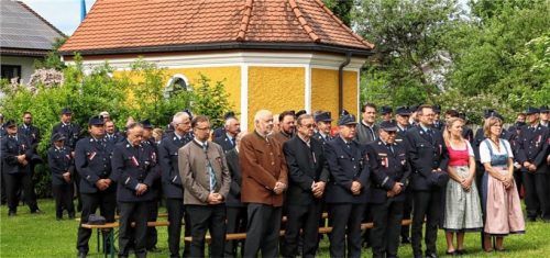 Ihre Verbundenheit zur Jubiläumsfeuerwehr Harthausen bekundeten zahlreiche politische Vertreter sowie Feuerwehr-Akteure.