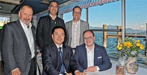 Im Beisein von Bürgermeister Andreas Friedrich (rechts) und (von links) dem Dritten Bürgermeister Martin Aufenanger, Partnerschaftsreferent Johannes Dreikorn und dem Fachbereichsleiter für Kultur und Wirtschaft, Tobi Huber, trug sich der Generalkonsul der Volksrepublik China, Xuejun Qiu, ins Goldene Buch der Marktgemeinde Prien ein.